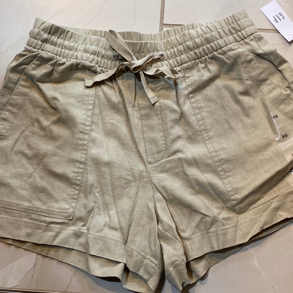 Brand new Gap shorts - Picture 1 of 3